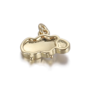 Vue détaillée d'un pendentif mouton doré avec silhouette de nuage et fini poli