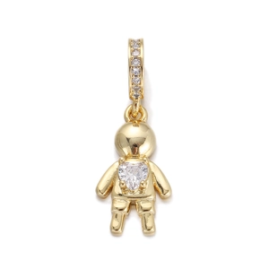 Detailansicht eines goldenen Figurenanhängers mit einem großen Herz-Zirkonia-Stein