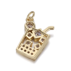 Détail du pendentif en forme de thé aux perles doré avec pierres en zircone