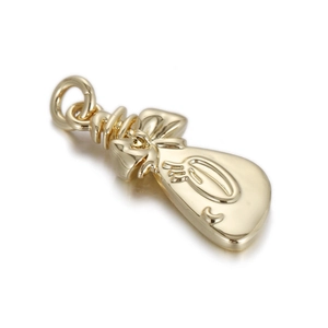 Détail d'un pendentif sac porte-bonheur plaqué or avec initiale Q et nœud