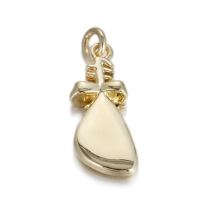 Détail d'un pendentif en cuivre doré en forme de bourse avec un nœud et une finition polie