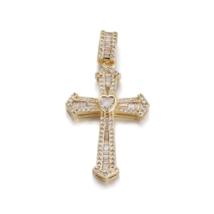 Nahaufnahme eines goldenen Kreuzanhängers mit herzförmigem Stein und Zirkon-Inlay
