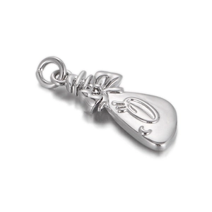 Détail du pendentif en forme de sac d'argent argenté avec noeud et finition polie