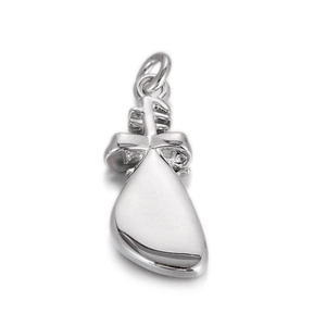 Détail du pendentif chaussure à nœud argenté avec finition miroir pour bijoux DIY