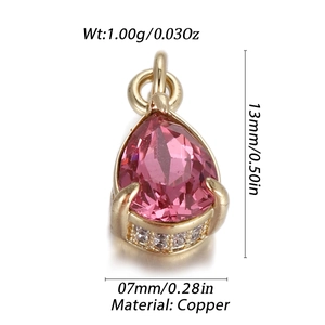 Vista macro detallada de colgante de cobre dorado con circón rosa y medidas del producto