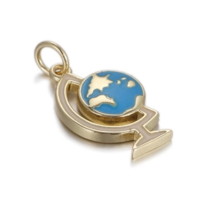 Détail d'un pendentif globe doré avec émail bleu pour la création de bijoux personnalisés
