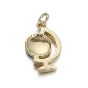 Vue macro du pendentif globe doré avec finition polie et détails de l'anneau ouvert