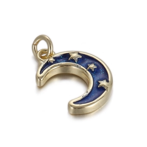 Détail du pendentif lune en plaqué or avec émail bleu et étoiles pour création de colliers