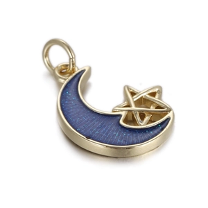 Détail du pendentif lune et étoile avec émail bleu scintillant et finition cuivre doré