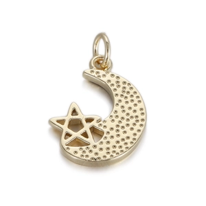 Gros plan du pendentif lune et étoile doré avec texture en relief et anneau fermé