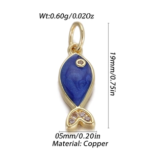 Makroaufnahme von vergoldetem Fisch-Anhänger mit blauer Emaille und Zirkonia-Steinen
