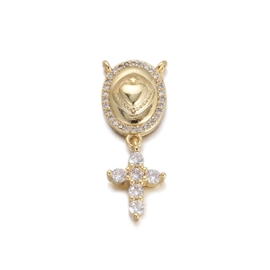 Makro-Detail des goldenen Herz-Medaillons mit Zirkonia-Rand und Kristall-Kreuz-Anhänger