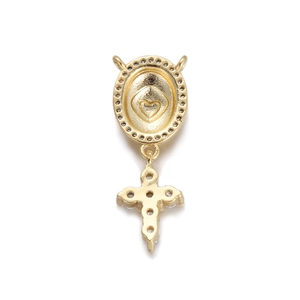 Nahaufnahme des goldenen Kreuzanhängers mit Herzrelief und runden Vintage-Lochmustern