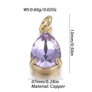 Detalle de colgante de gota con circonita morada en engaste de cobre bañado en oro