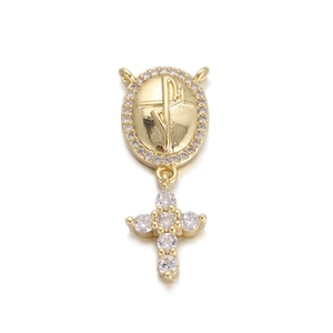 Nahaufnahme einer goldenen Marienmedaille mit einem funkelnden Zirkon-Kreuz