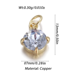 Detalle del colgante de circonita azul claro con engaste de 4 garras en cobre dorado