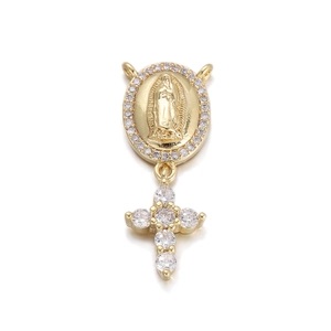 Detailansicht des goldenen Madonna-Anhängers mit Zirkonia-Kreuz und feiner Reliefgravur