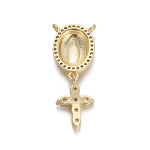 Makro-Detail von religiösem Goldanhänger mit Jungfrau Maria Emblem und Zirkonkreuz