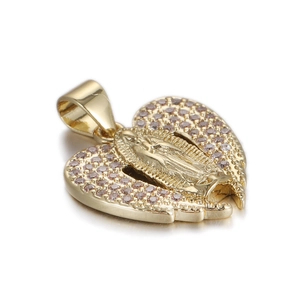 Pendentif cœur doré avec relief Vierge Marie et ailes en zircone violette sur fond blanc
