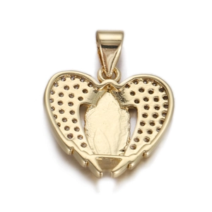 Pendentif cœur doré avec relief religieux et sertissage ajouré en zircon sur fond blanc