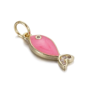 Detail eines rosa Emaille-Fisch-Anhängers mit Goldmetall und Zirkonia-Verzierung