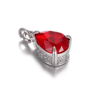 Primer plano detallado del colgante de gota con gema roja y pavé de circonitas brillantes