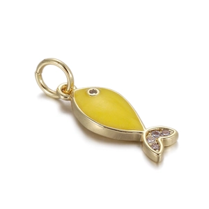 Makroansicht eines Goldfisch-Anhängers mit gelbem Stein und Zirkonia für Schmuck