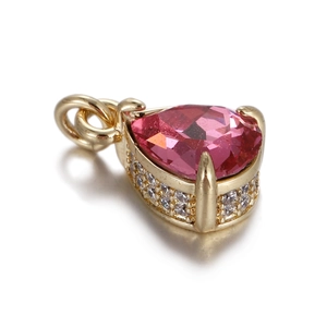 Detalle macro del colgante de lágrima con gema rosa, garras doradas y pavé de circonitas blancas