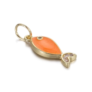 Makroaufnahme eines orangefarbenen Emaille-Fisch-Anhängers mit Goldbeschichtung und Zirkonia