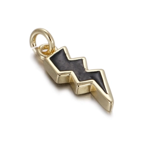 Detailansicht eines Blitz-Anhängers mit Gold-Finish und schwarzer Emaille-Einlage