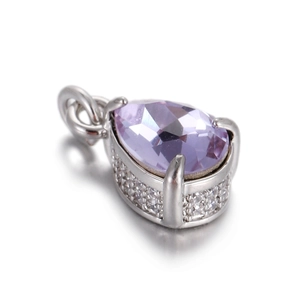 Detalle de un colgante de circón morado en forma de pera con montura de plata
