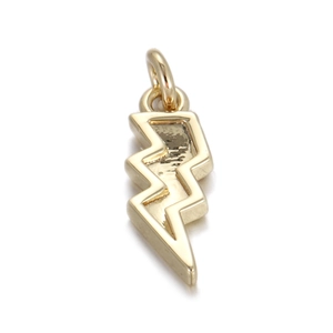 Detail eines glänzenden goldenen Blitzanhängers mit dickem geometrischem Design und Ring