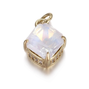 Colgante dorado con piedra cuadrada iridiscente y pavé de cristales en fondo blanco