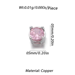 Détail d'une perle ronde en zircone rose 5 mm avec monture en cuivre pour la création de bijoux