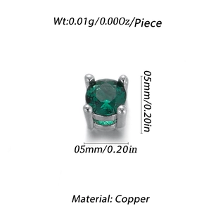 Vue détaillée d'une perle ronde en cuivre et zircon vert de 5mm avec serti à griffes