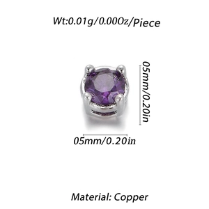 Détail macro d'une perle de zircon violet 5mm avec sertissage à quatre griffes
