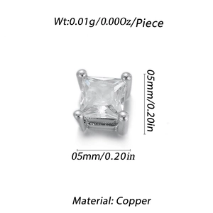 Détail d'un pendentif en zircone carrée de 5 mm avec base en cuivre pour bijoux DIY