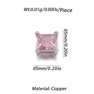 Vue détaillée d'une perle carrée rose de 5mm en cuivre et zircon avec serti 4 griffes