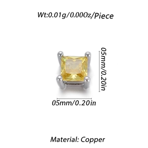 Vue détaillée d'une perle carrée en zircon jaune de 5mm avec base en cuivre et griffes
