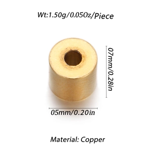 Dettaglio macro di una perla cilindrica in rame placcato oro 14k, misure 7mm x 5mm