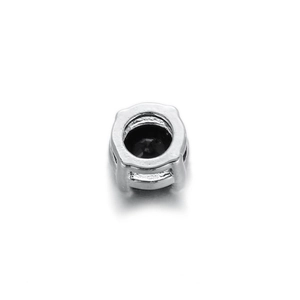 Vue macro d'une perle intercalaire en métal argenté avec zircon noir pour bijoux DIY