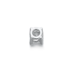 Vue détaillée d'une perle intercalaire 5mm en cuivre argenté sertie d'un zircon rond