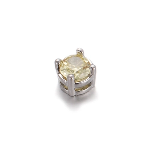 Détail d'une perle en zircone ronde jaune pâle de 5mm avec sertissage à quatre griffes argenté