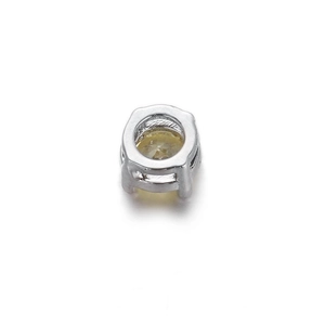 Vue détaillée d'une perle en zircon champagne sertie en argent pour la création de bijoux