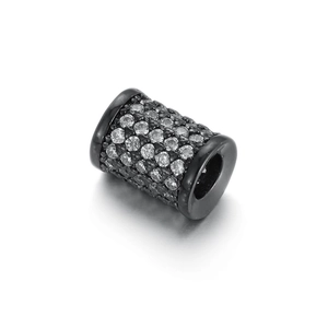 Dettaglio di un distanziatore cilindrico in rame 14k placcato nero con pavé di zirconi