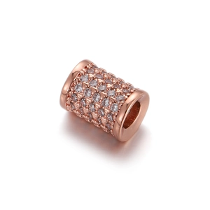 Macro di charm cilindrico in oro rosa con zirconi bianchi e texture a cuore
