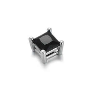 Détail d'une pierre de zircon noir carrée avec serti à quatre griffes argentées