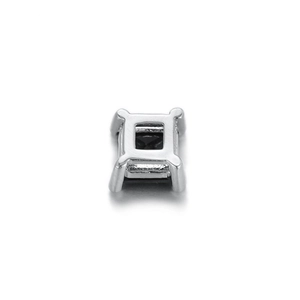 Vue arrière détaillée montrant la monture à quatre griffes de la boucle d'oreille en zircon noir