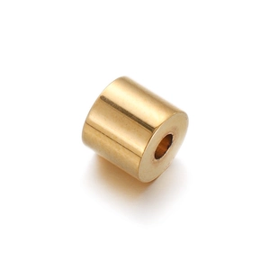 Dettaglio di distanziatori cilindrici in oro 14k lucido per la creazione di gioielli