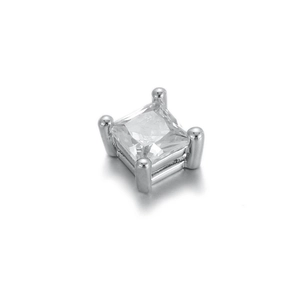 Gros plan d'une boucle d'oreille en zircon carré avec serti à quatre griffes en argent